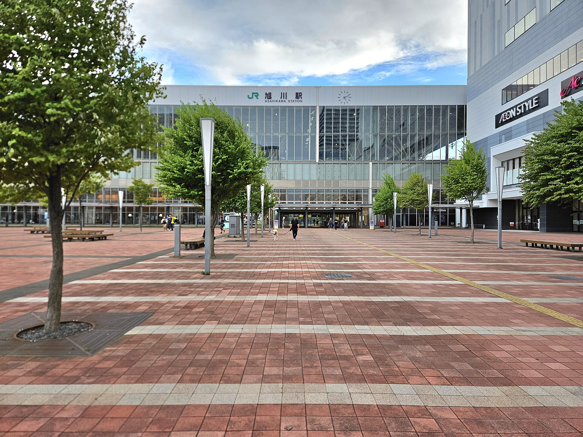 旭川駅の駅舎と駅前広場