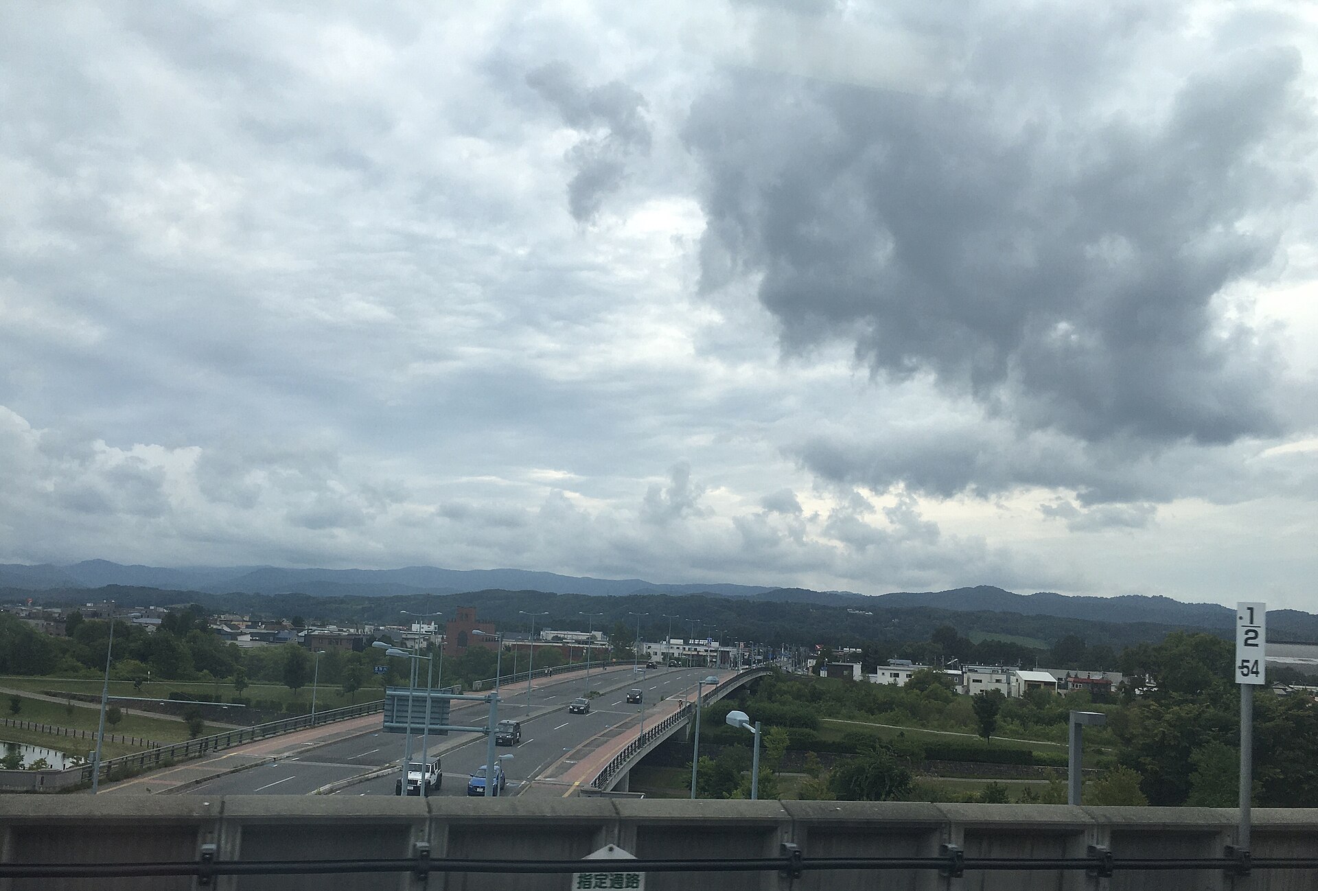 旭川市の氷点橋と周りの山並み