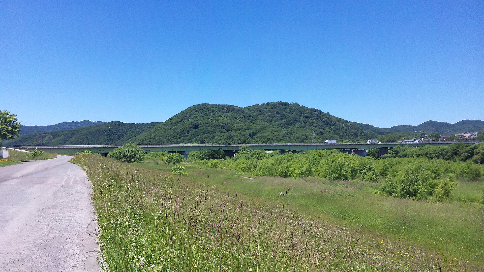 旭川市の近文大橋と河川敷