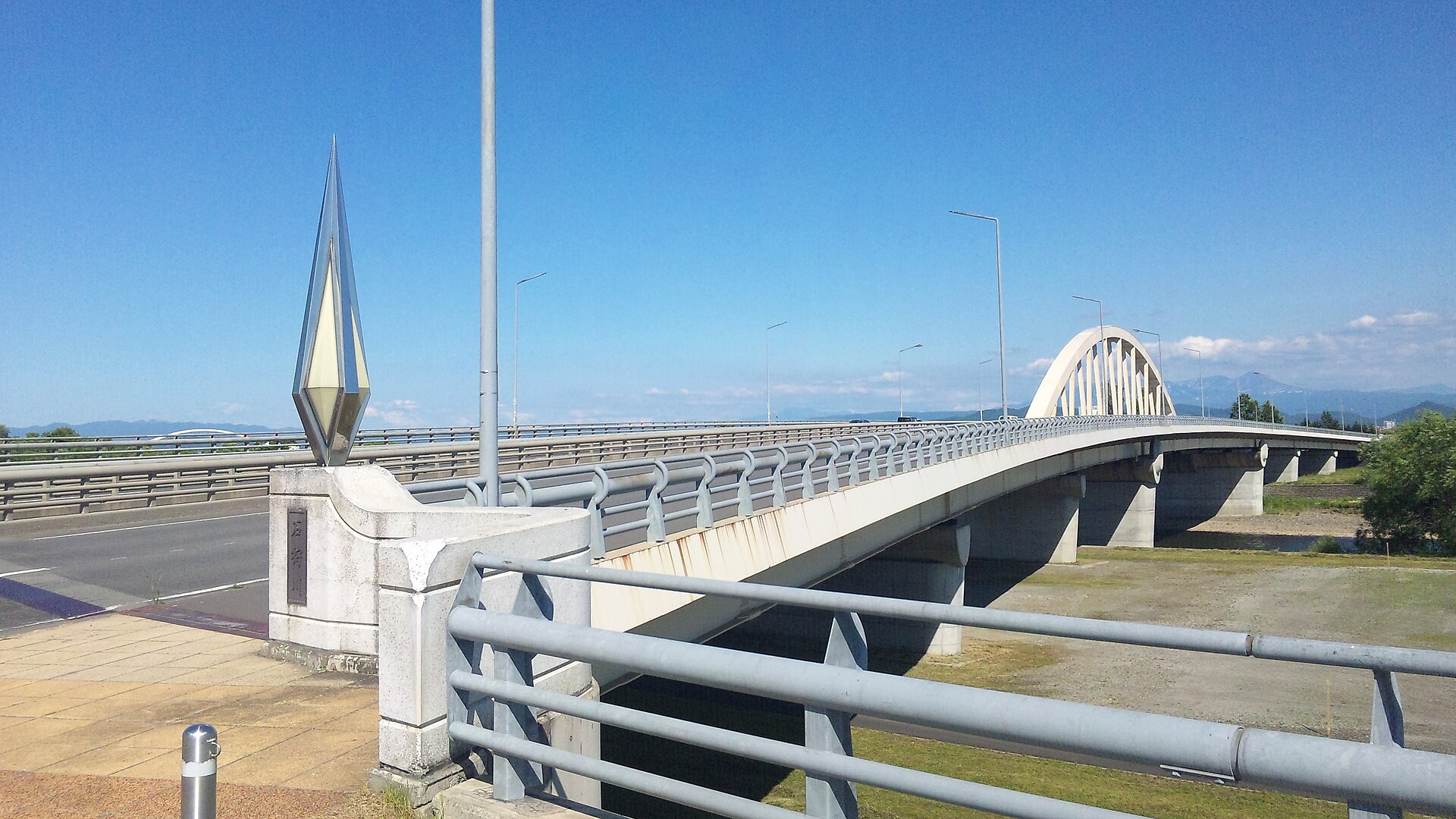 旭川市の北旭川大橋の白いアーチ