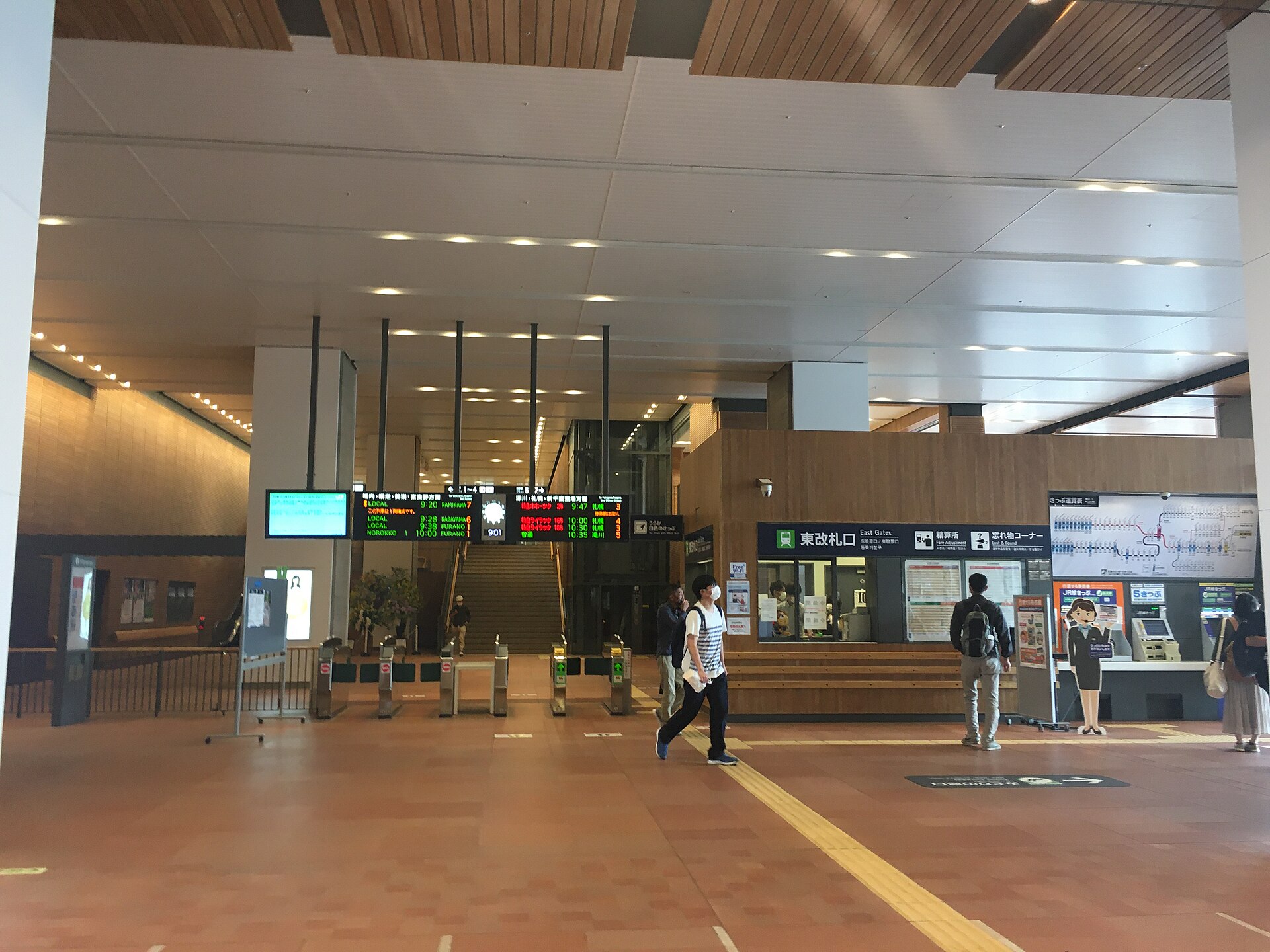 JR旭川駅の構内と東改札口