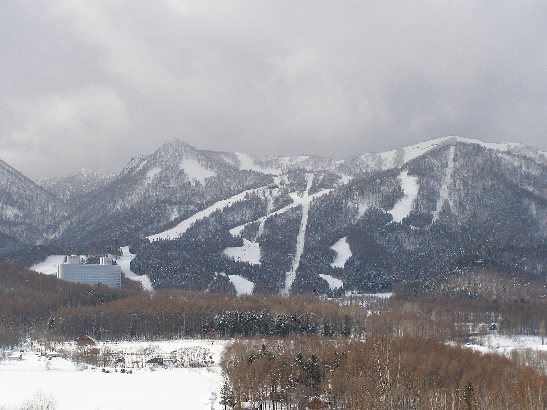 雪のゲレンデと山腹