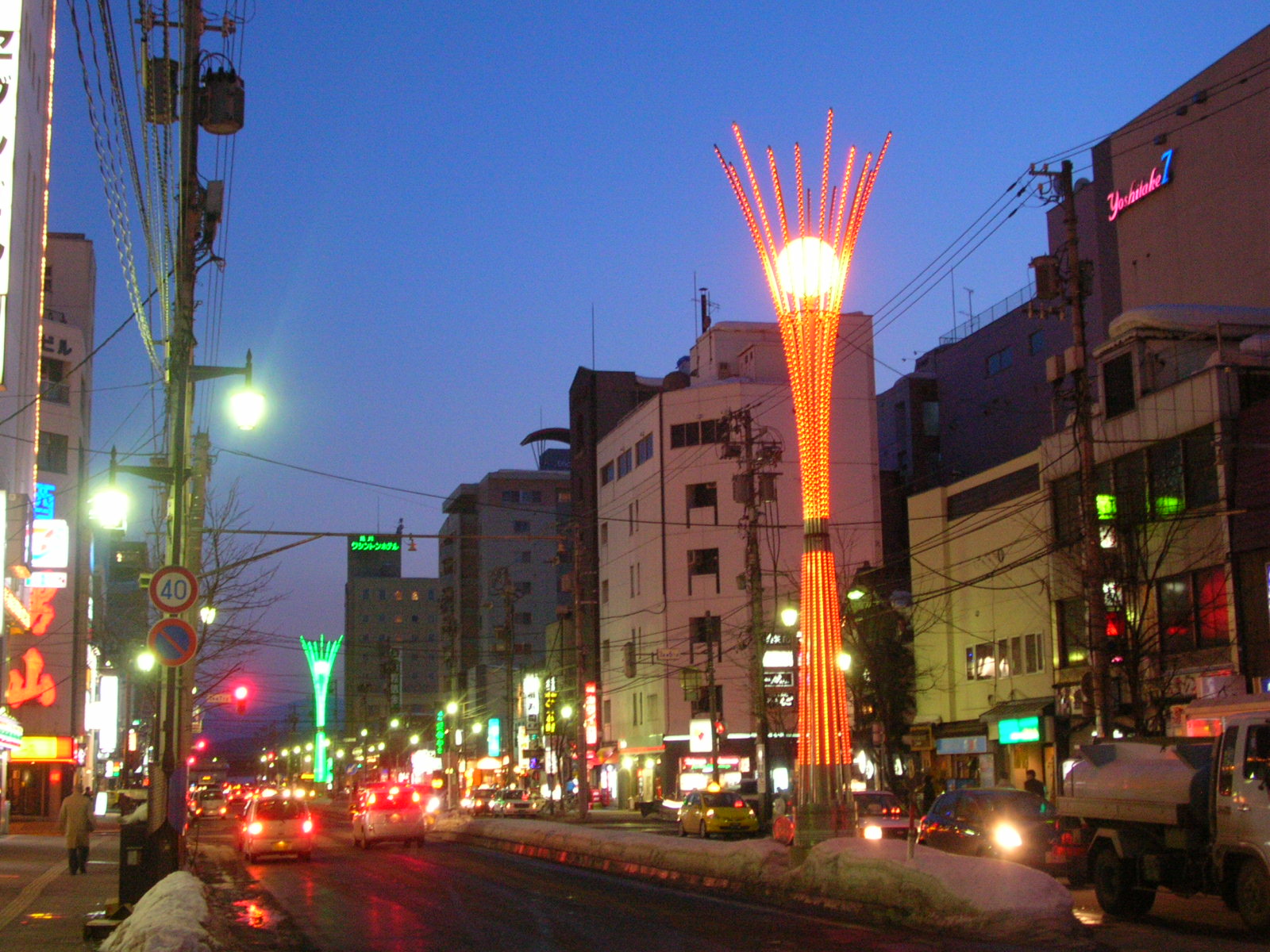 冬の夜の旭川の街並み