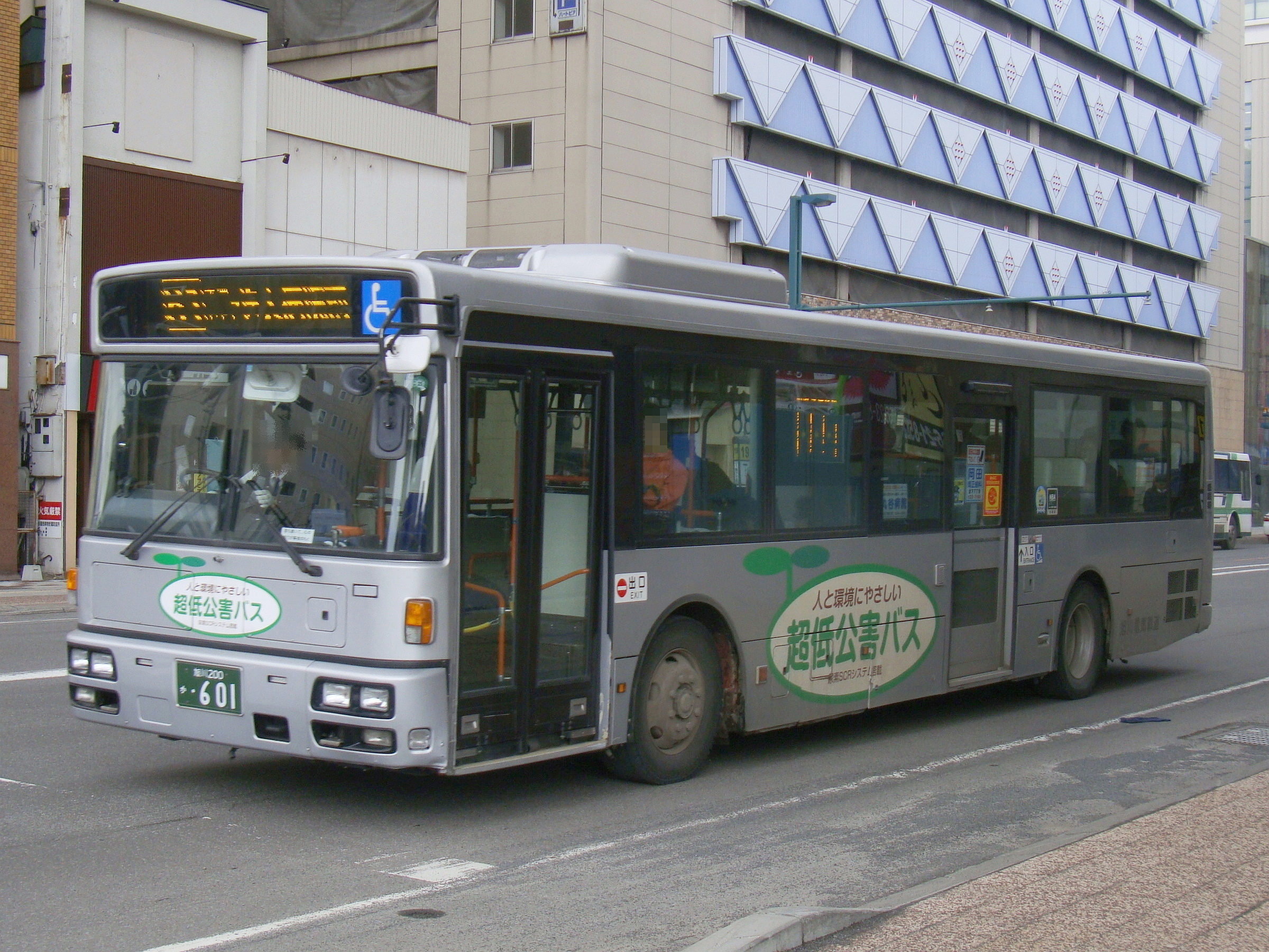 銀色の旭川電気軌道のバス