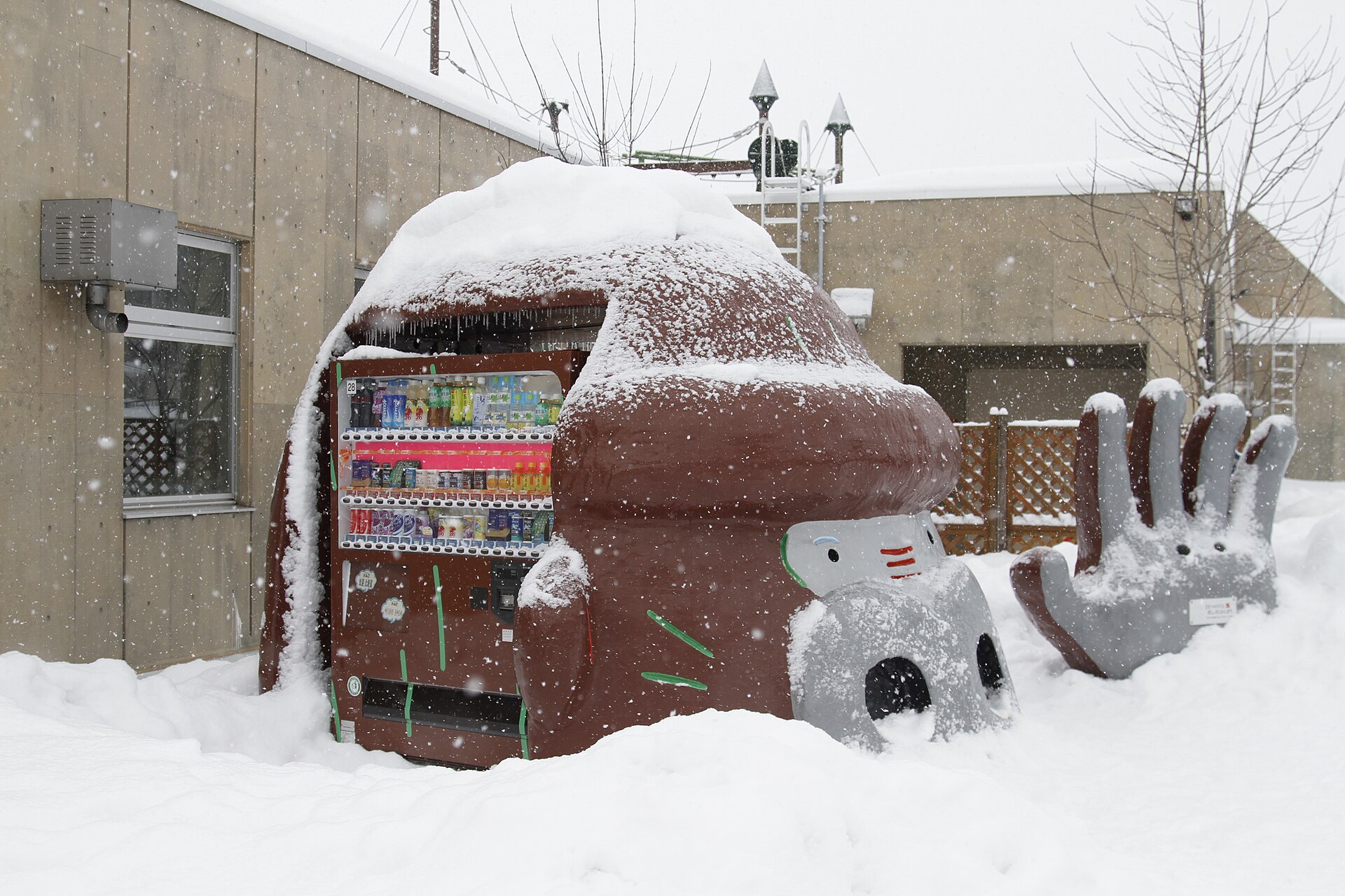 雪が積もった旭山動物園の園内の自動販売機とオブジェ