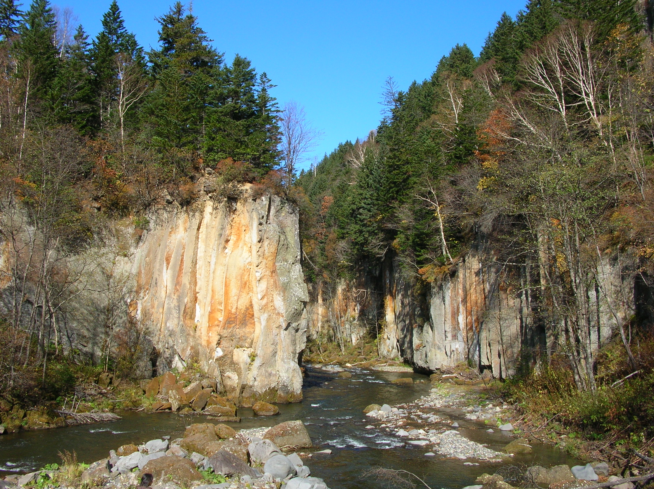 川と柱状節理の岩壁