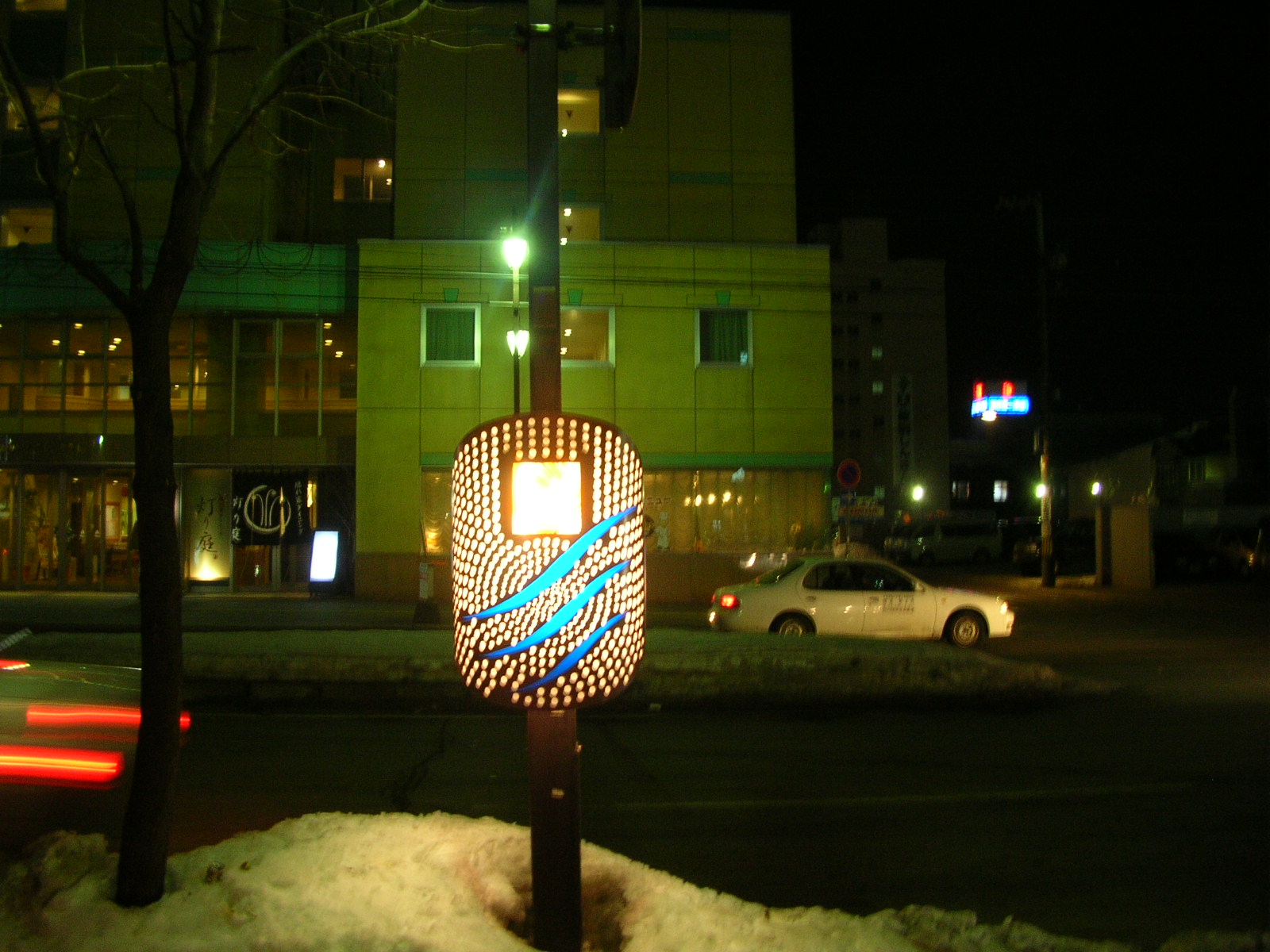 雪の残る旭川市中心部の歩道と街灯