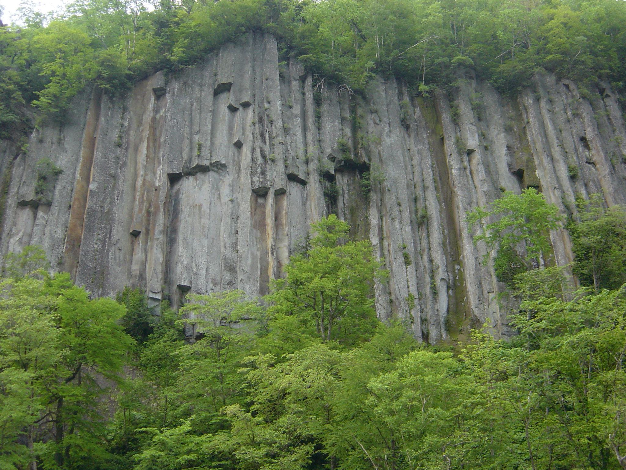 東川町天人峡の柱状節理の岩壁