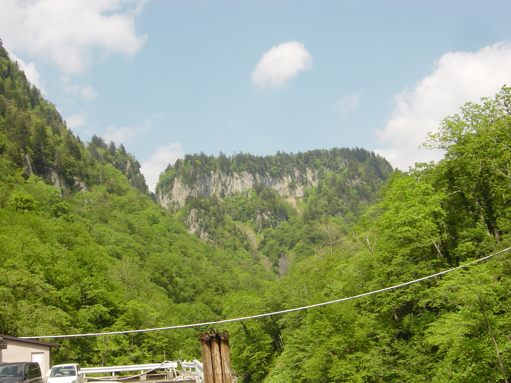東川町天人峡の谷と道路