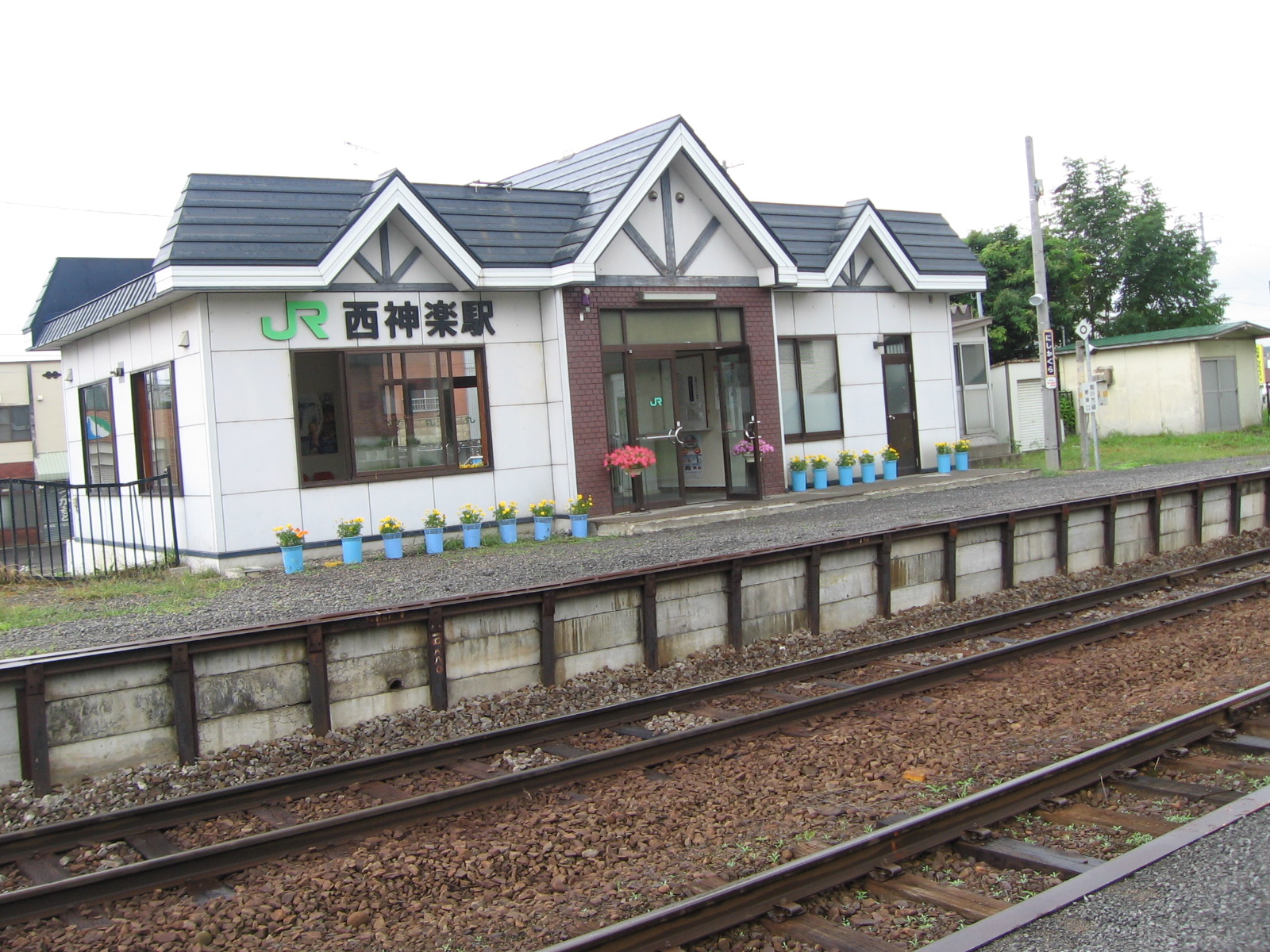 JR西神楽駅の駅舎と線路