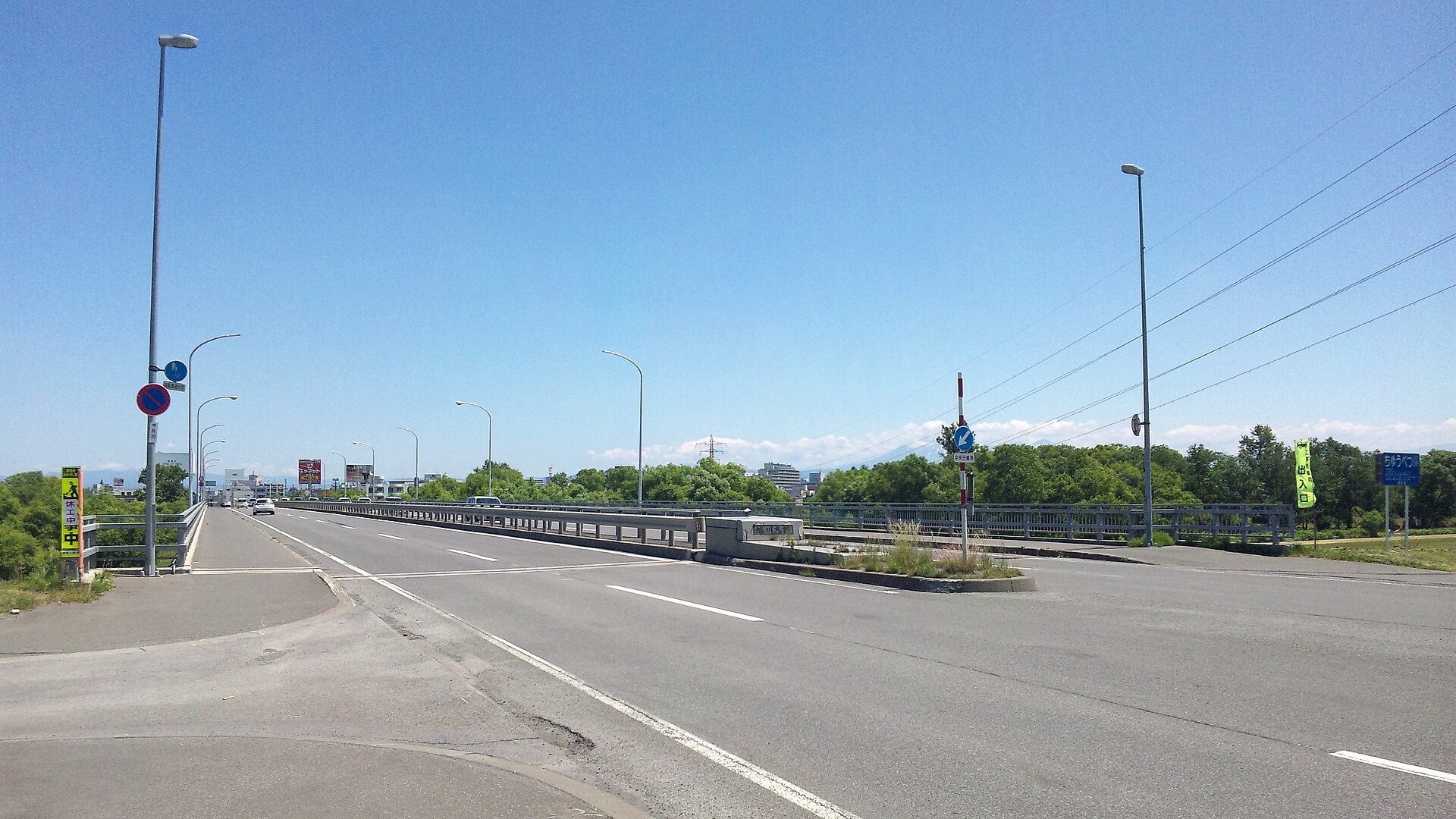 旭川市の旭川大橋と道路