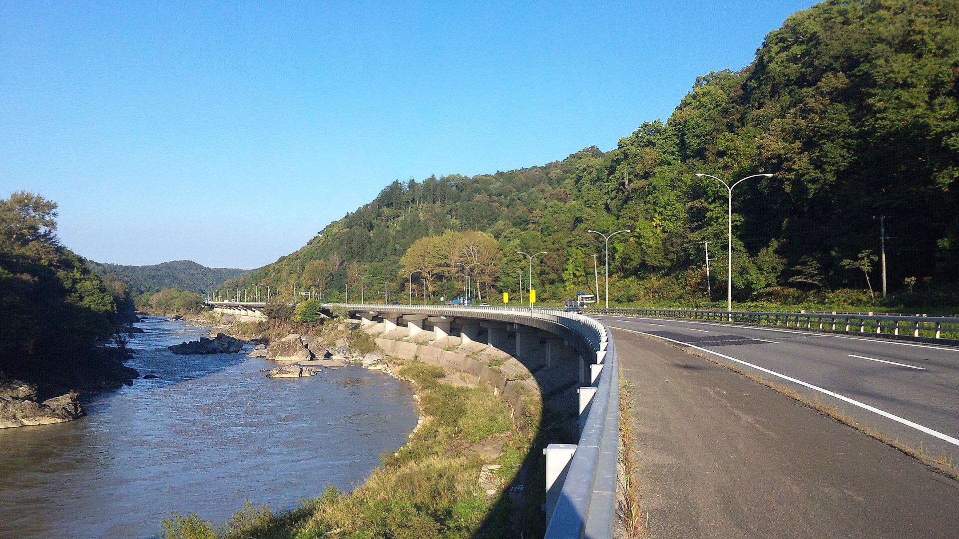 川沿いを走る道路と岩見大橋