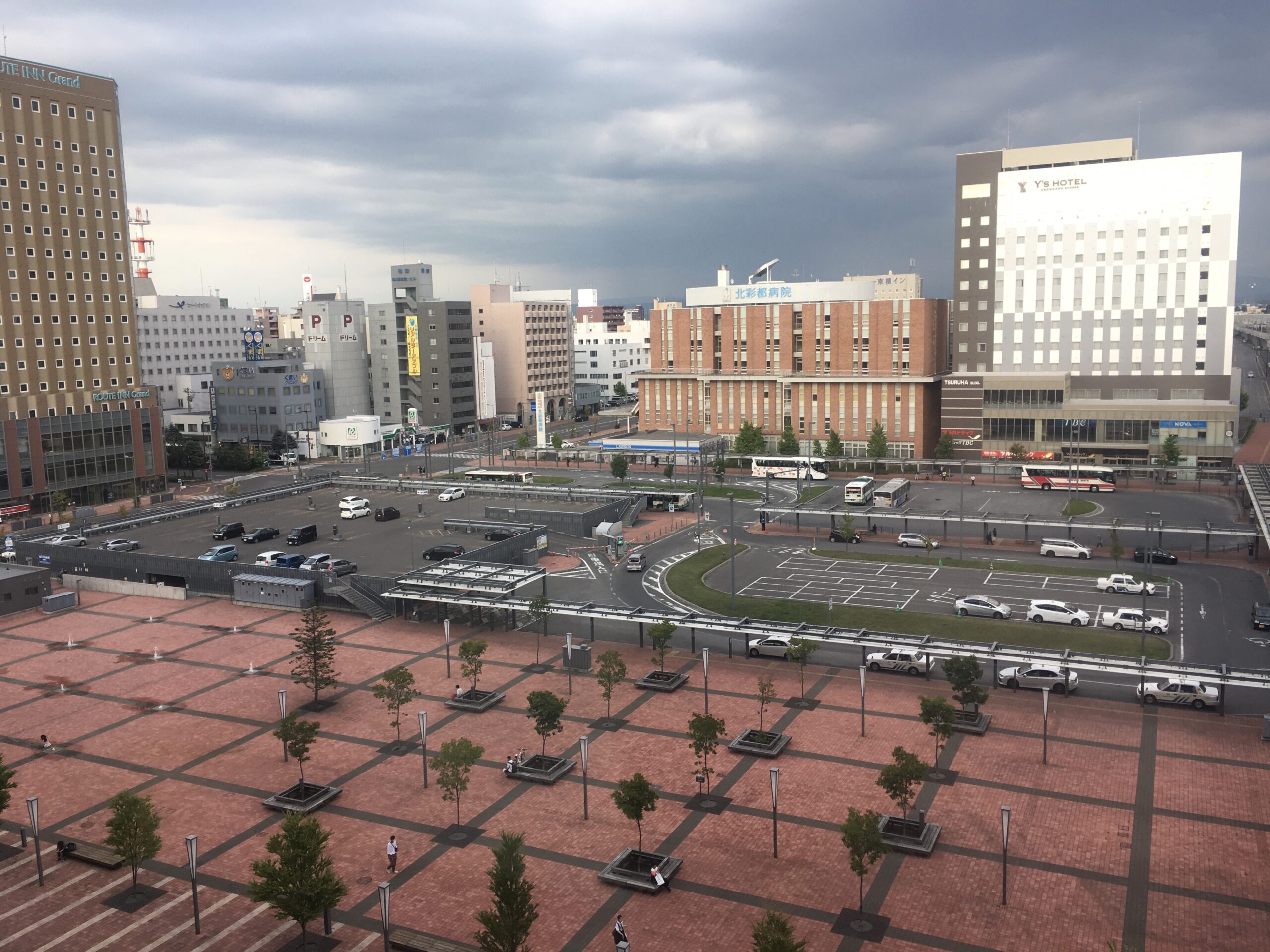 旭川駅北口側の広場と街並み
