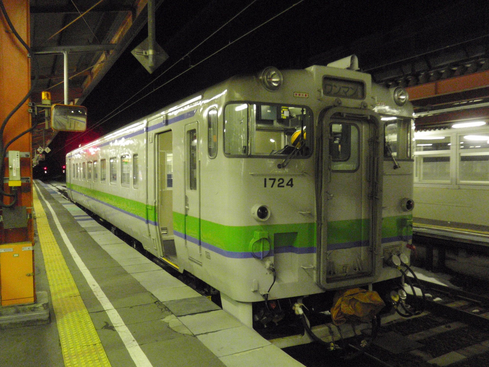 JR旭川駅のホームに停まる列車