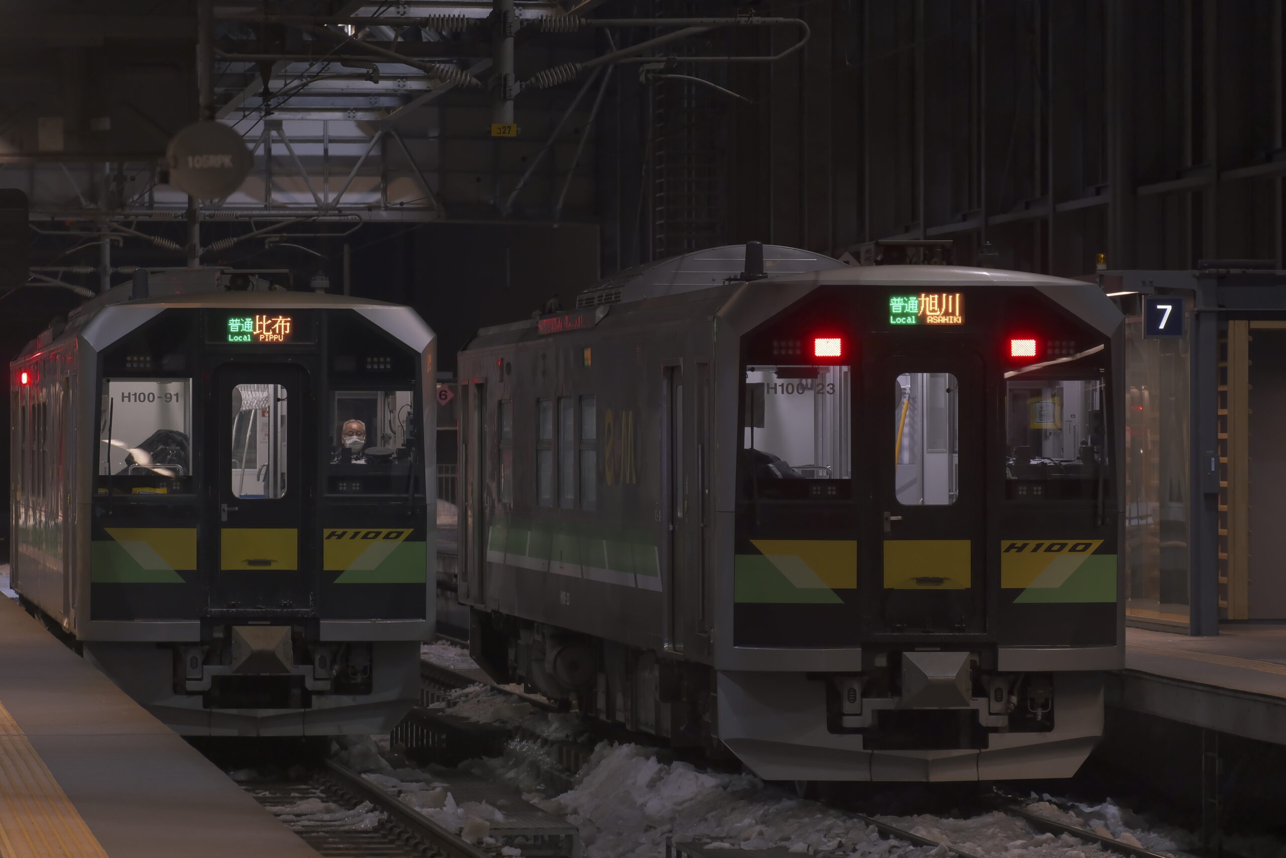 旭川駅に停車中のH100形