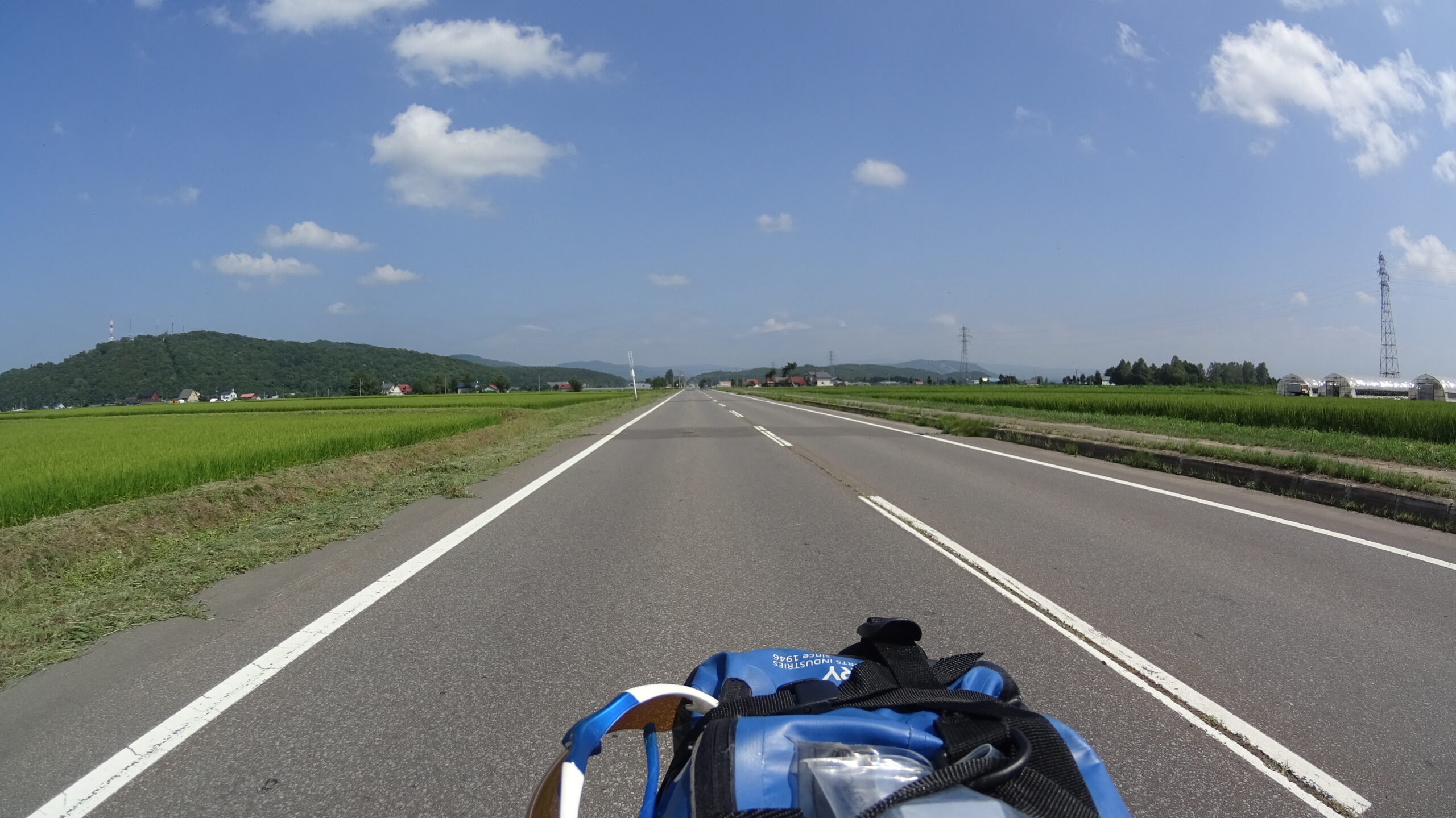 旭川市東旭川町日ノ出のまっすぐな道と田畑