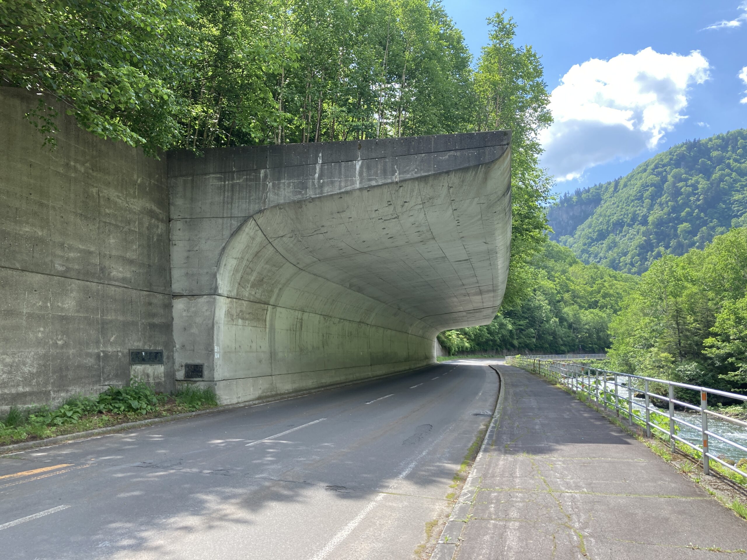 層雲峡の覆道の入口と道路、横を流れる川