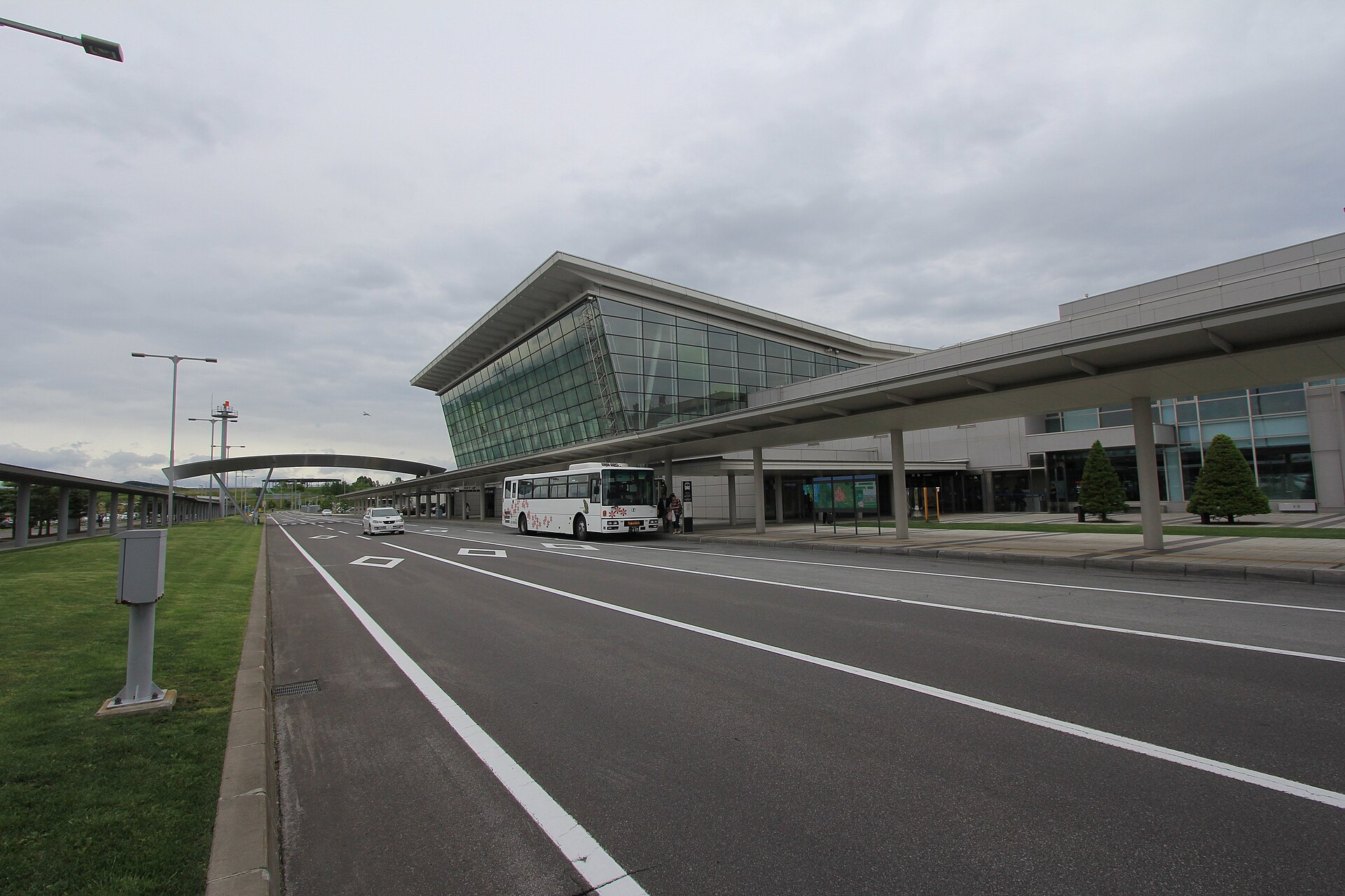 道路側から見た旭川空港のターミナルと停車したバス