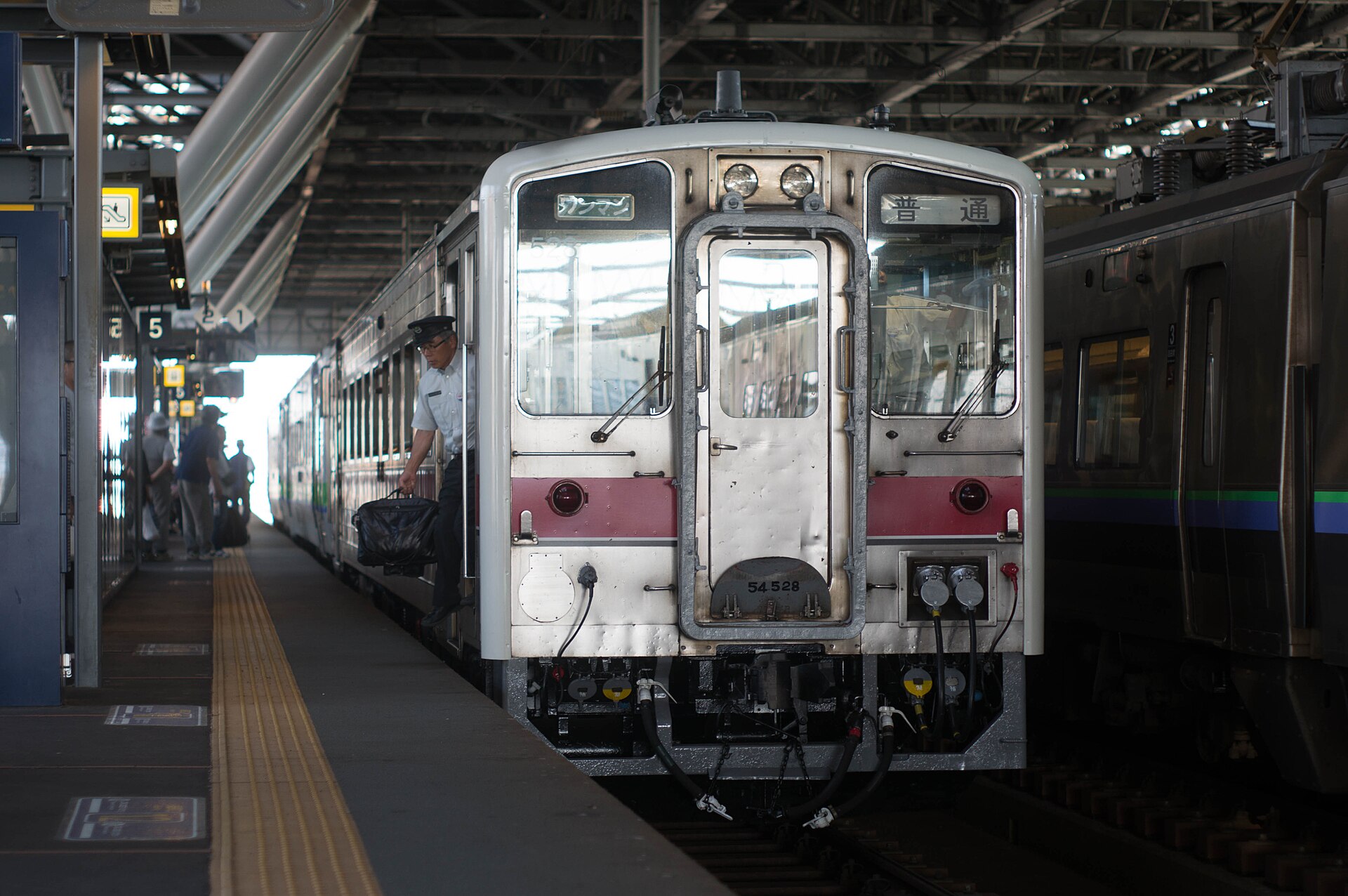 旭川駅のホームに停まるJR北海道の普通列車