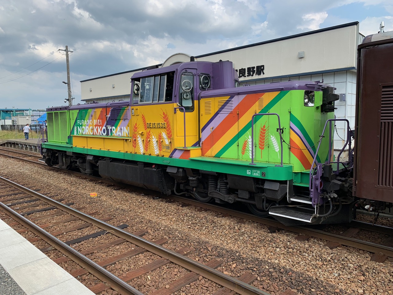 富良野駅に停まるカラフルな塗装の機関車