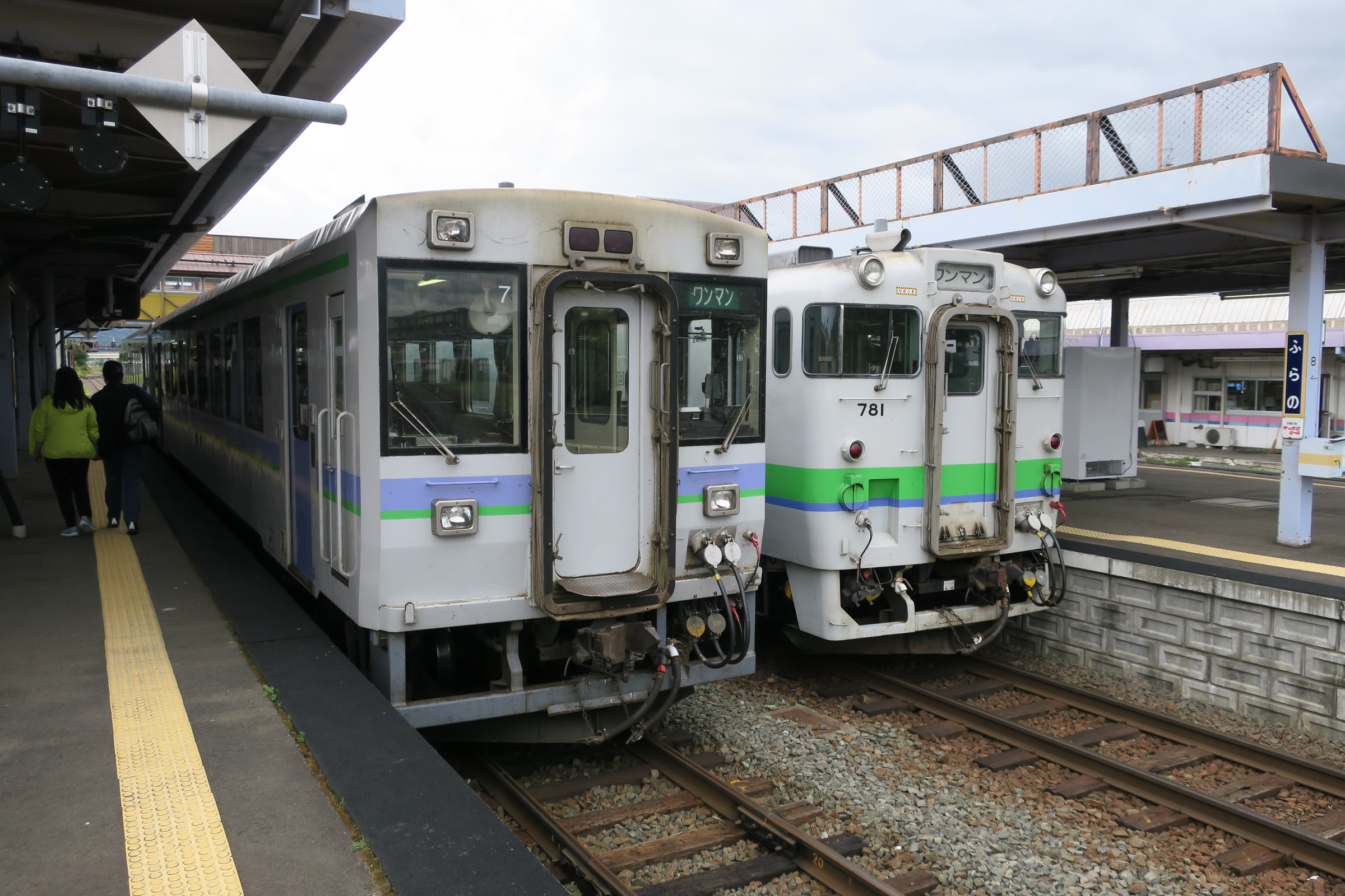 富良野駅のホームに並ぶ普通列車
