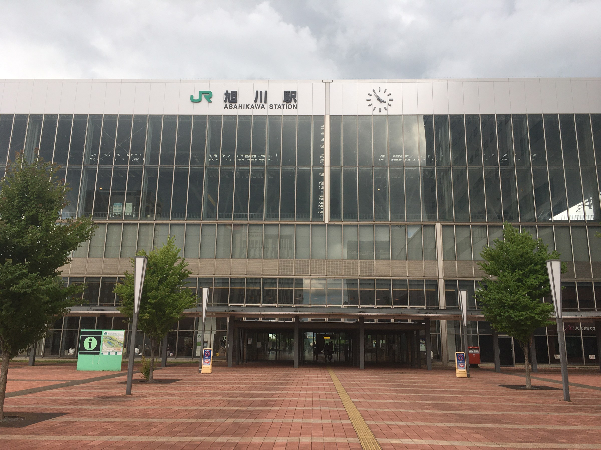 旭川駅の駅舎と赤茶のタイルの駅前広場