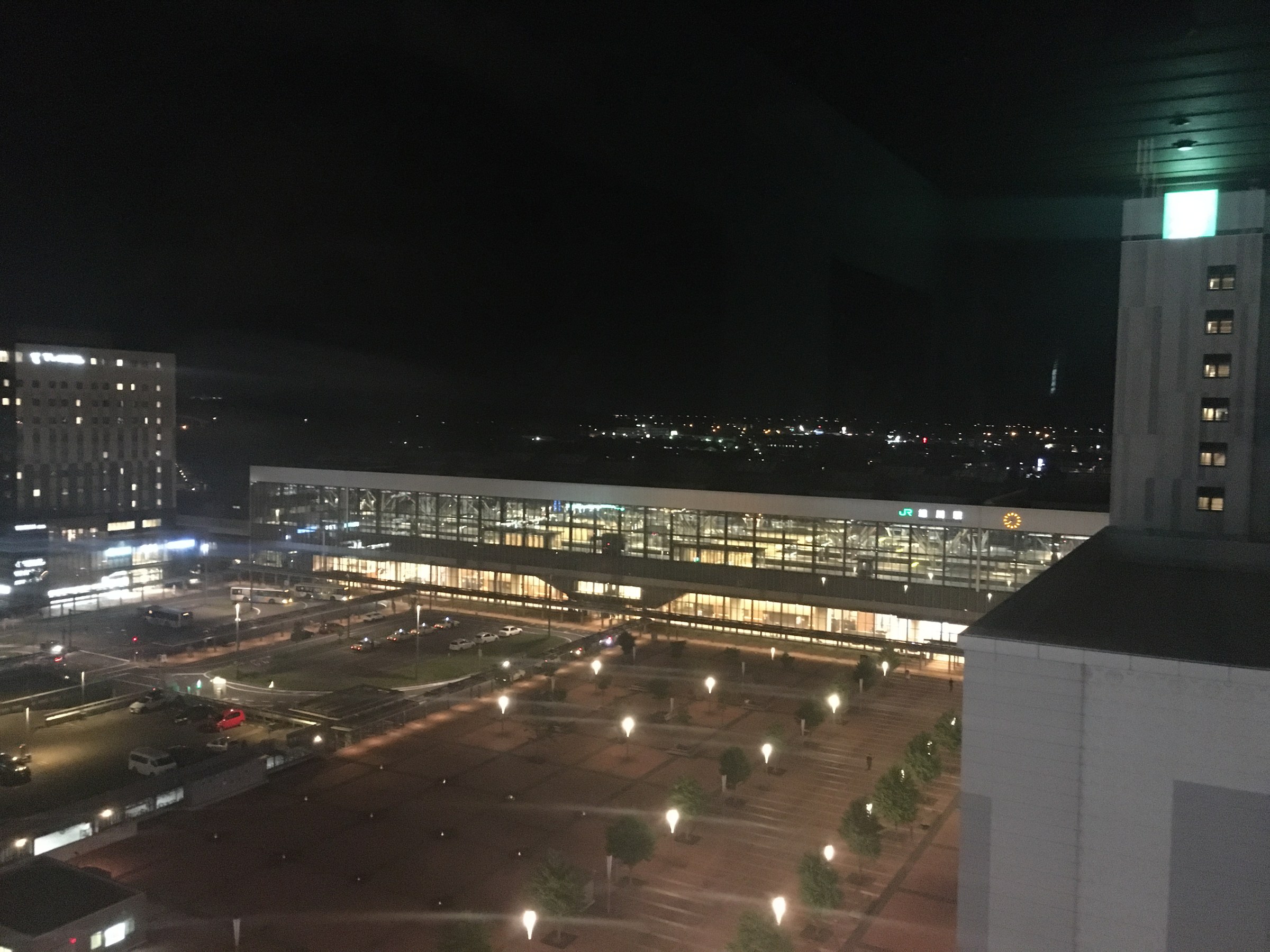 夜の旭川駅と駅前広場