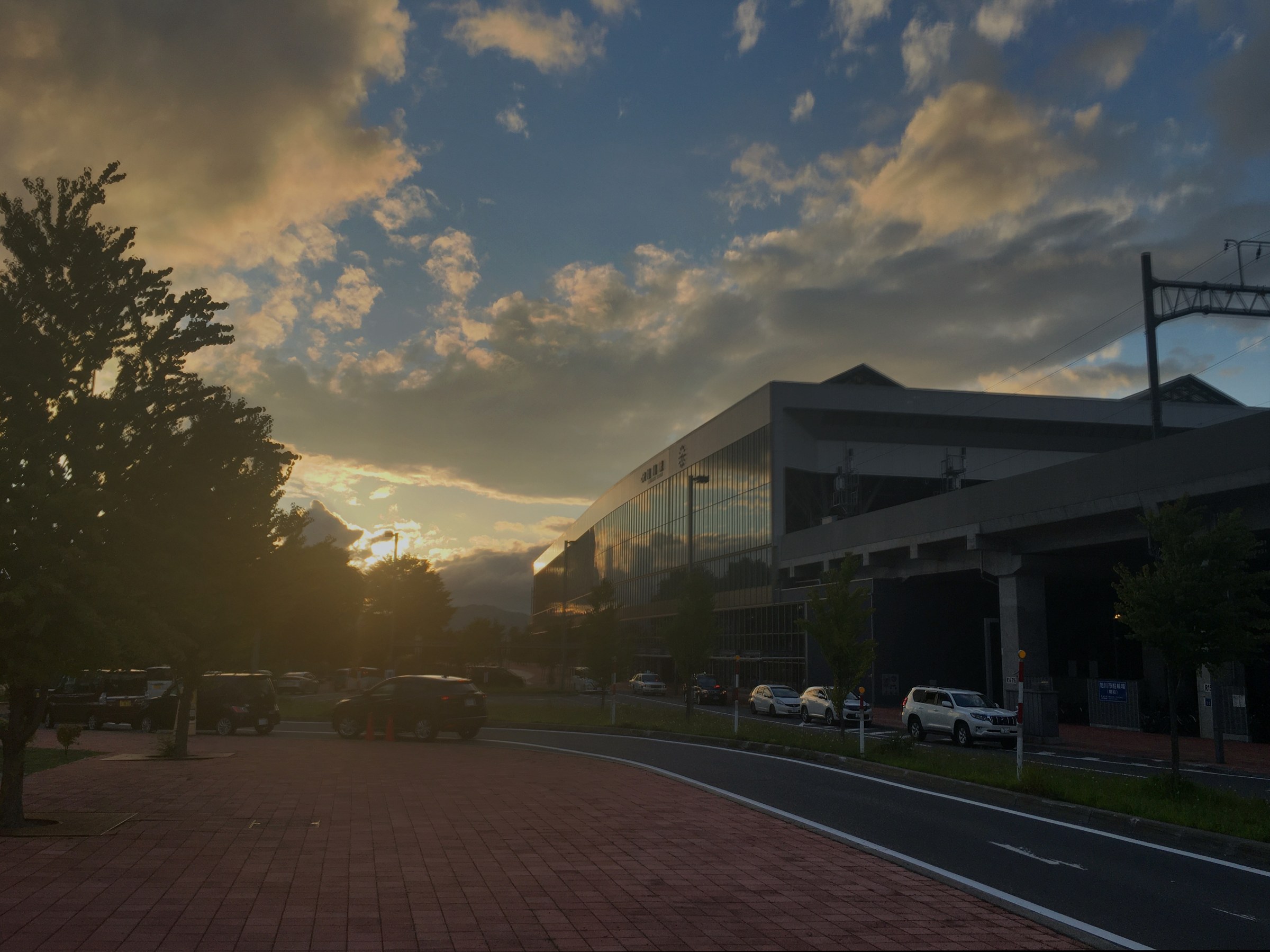 夕方の旭川駅前