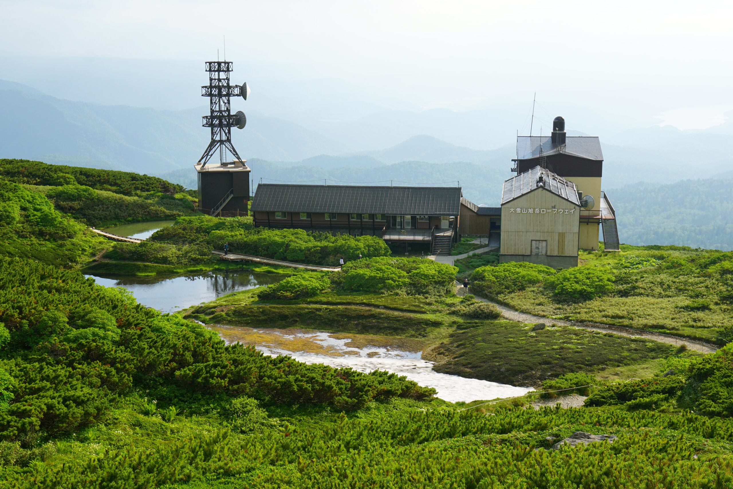 旭岳ロープウェイの姿見駅と池