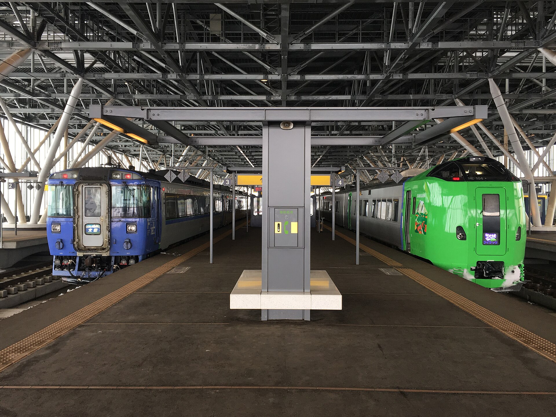 旭川駅の特急ライラック（789系）と特急大雪